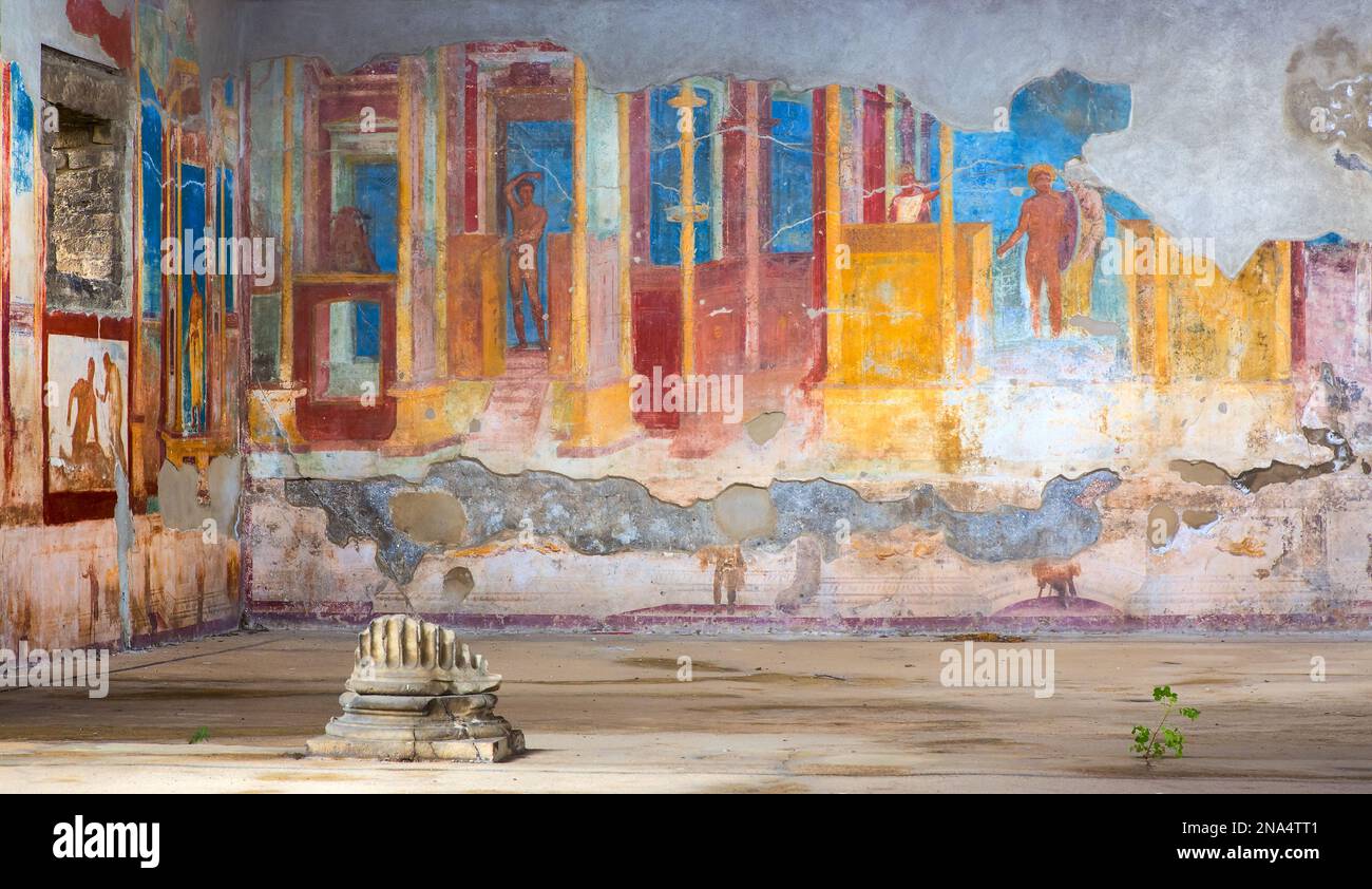 Farbenfrohe Kunstwerke in abblätternden Schichten an den Wänden; Pompeji, Italien Stockfoto