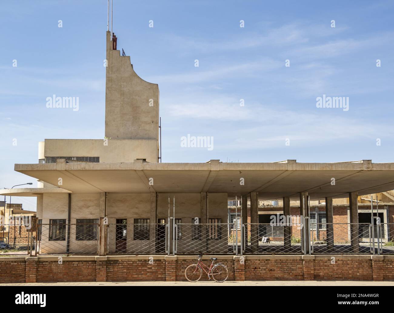 Fiat Tagliero Building, eine Tankstelle im futuristischen Stil, entworfen von dem italienischen Ingenieur Giuseppe Pettazzi im Jahre 1938; Asmara, Zentralregion, Eritrea Stockfoto