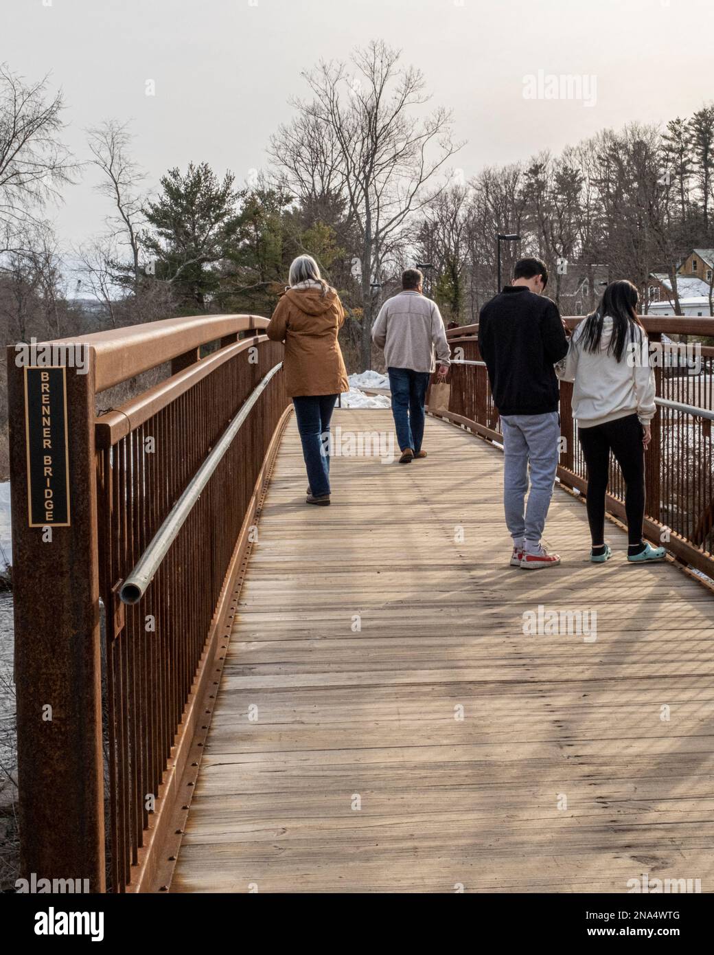 Ein Paar, das über die Brenner Bridge in Peterborough, New Hampshire läuft Stockfoto