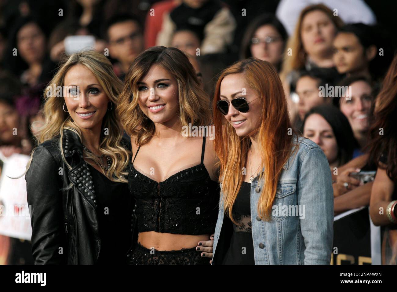Tish Cyrus, Miley Cyrus, and Noah Lindsey arrive at the world premiere of "The Hunger Games" on Monday March 12, 2012 in Los Angeles. (AP Photo/Chris Pizzello) Stockfoto