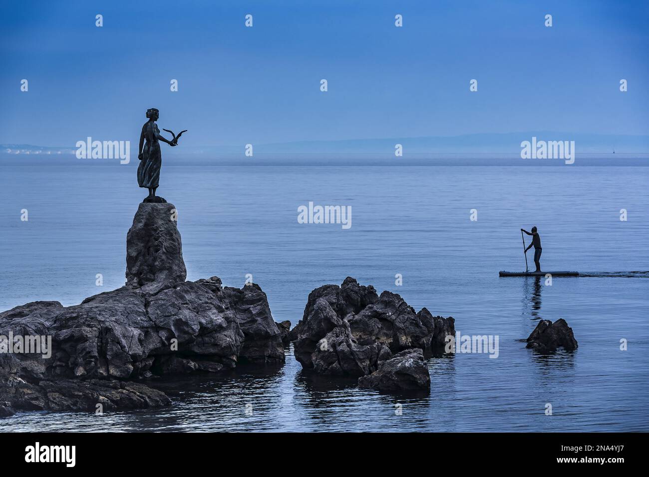 Maiden mit der Möwe Statue, Opatija, Primorje-Gorski Kotar County, Kroatien Stockfoto