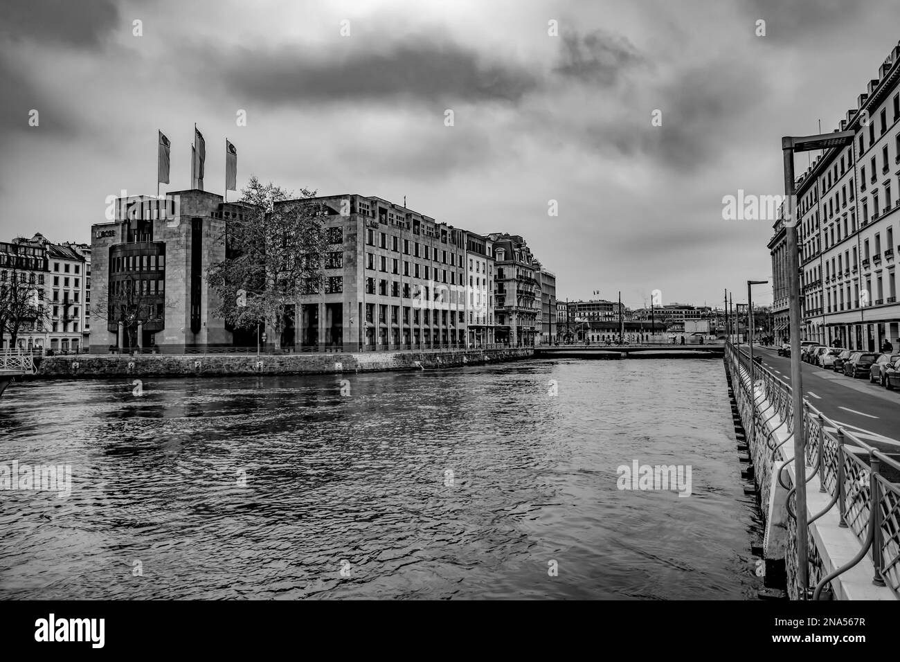 Schwarz-weiß von Wohngebäuden am Ufer des Genfer Sees; Genf, Genf, Schweiz Stockfoto