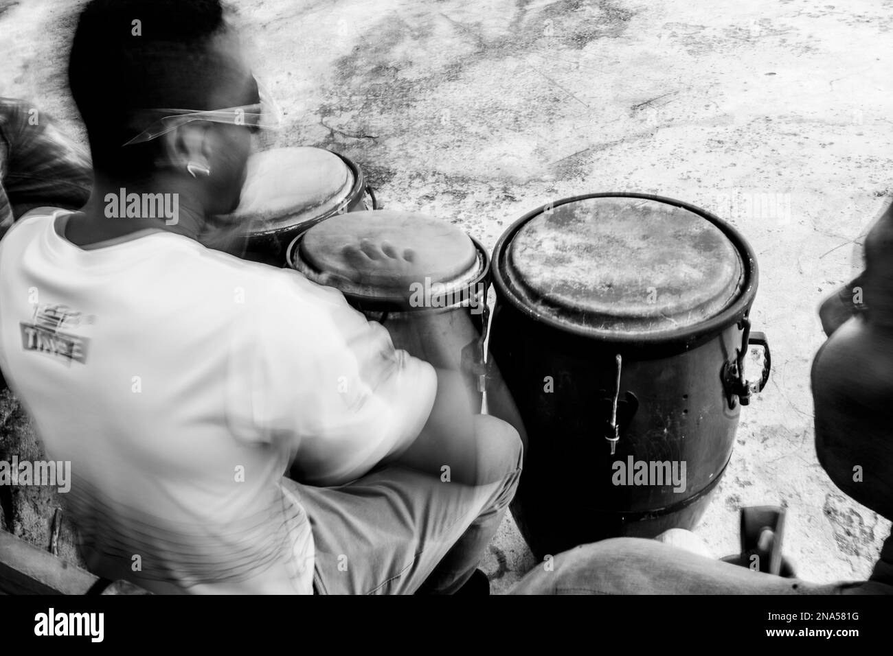 Schwarzweißbild eines kubanischen Schlagzeugers; Havanna, Kuba Stockfoto