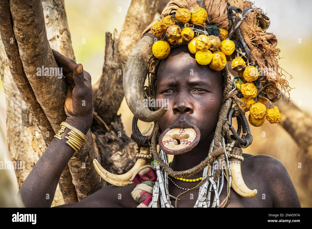 Mursi-Frau mit Lippenplatte in einem Dorf im Mago-Nationalpark; Omo-Tal, Äthiopien Stockfoto