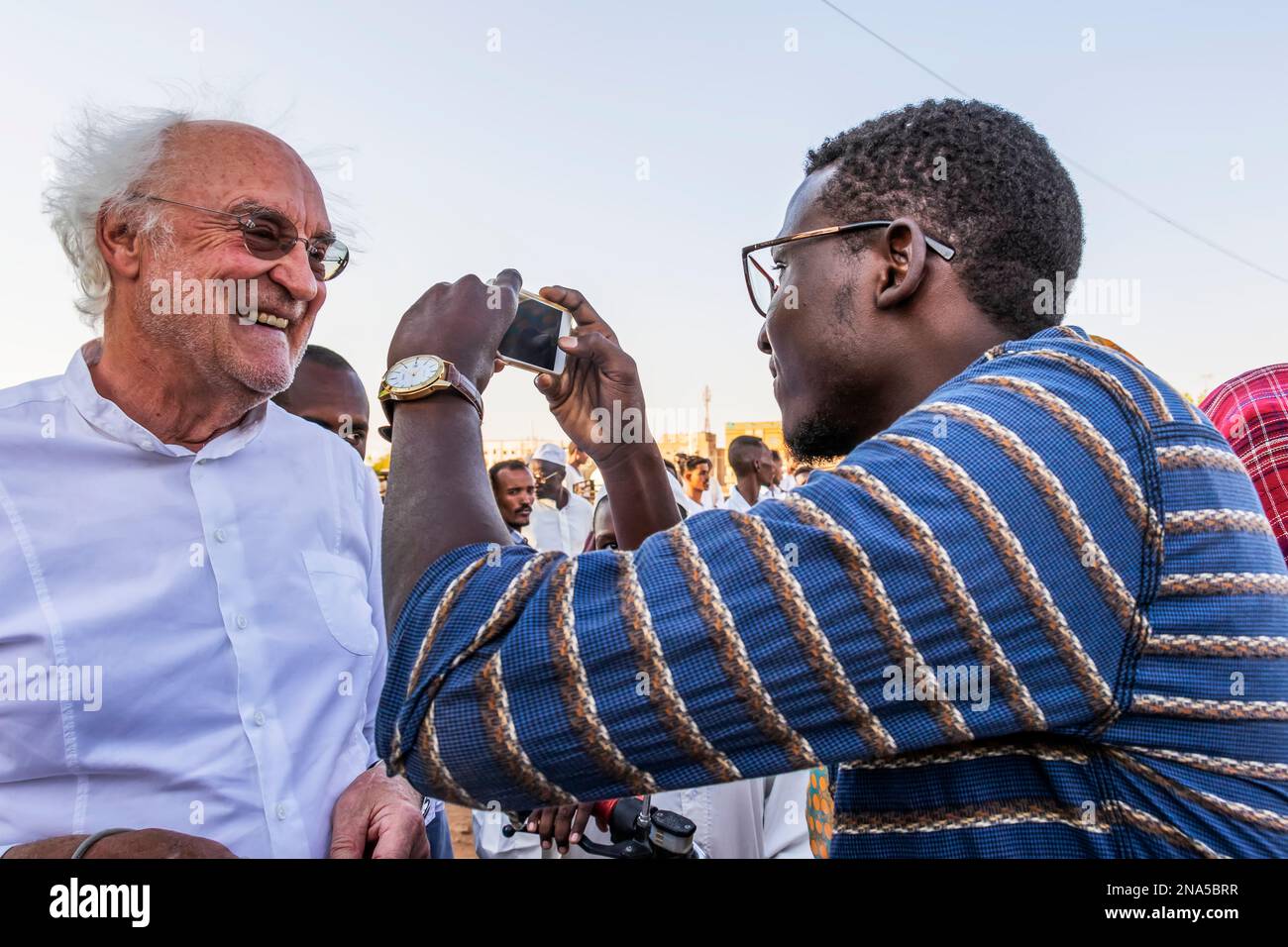 Ein Mann fotografiert einen anderen Mann bei der Dhikr-Andachtszeremonie in der Hamid el-Nil-Moschee; Omdurman, Khartum, Sudan Stockfoto