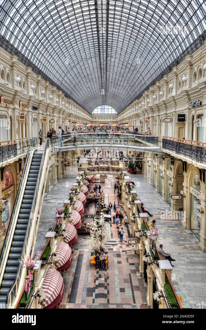 GUM Shopping Mall mit gewölbter Fensterdecke; Moskau, Russland Stockfoto