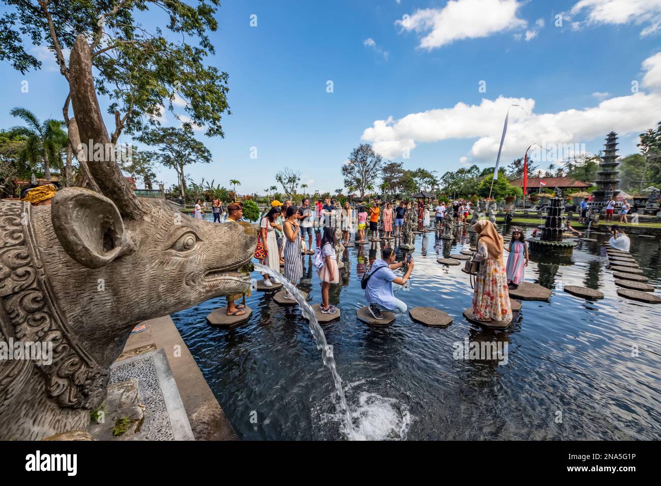 Menschen posieren im Wassergarten von Tirta Gangga; Bali, Indonesien Stockfoto