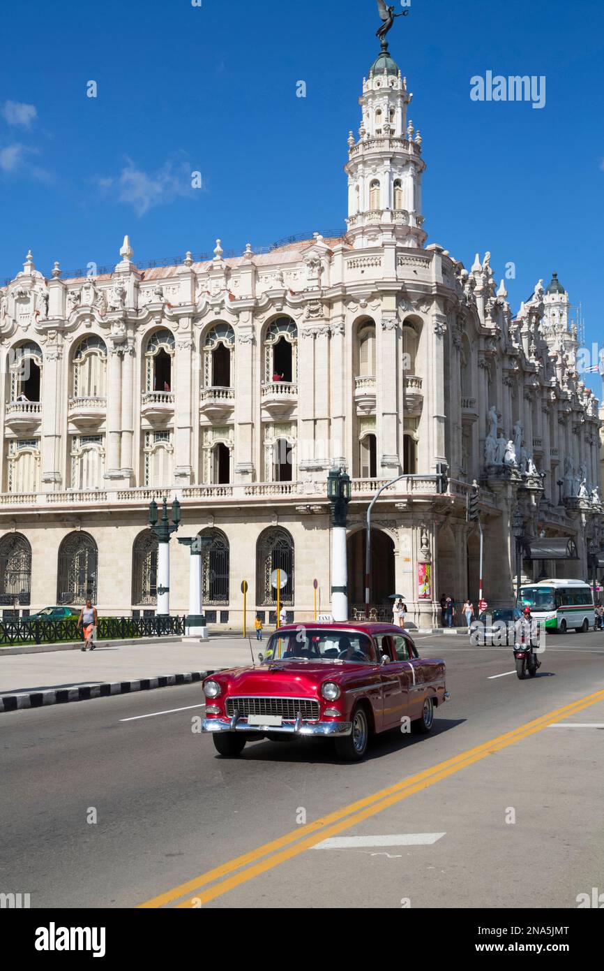 Großes Theater von Havanna mit alten Oldtimern auf der Straße, Altstadt; Havanna, Kuba Stockfoto