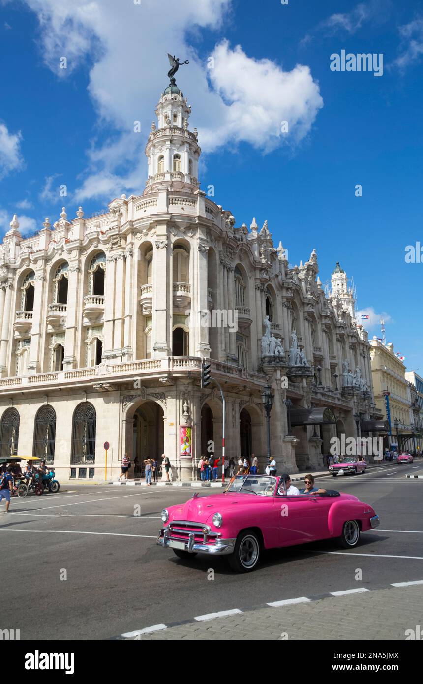 Großes Theater von Havanna mit alten Oldtimern auf der Straße, Altstadt; Havanna, Kuba Stockfoto