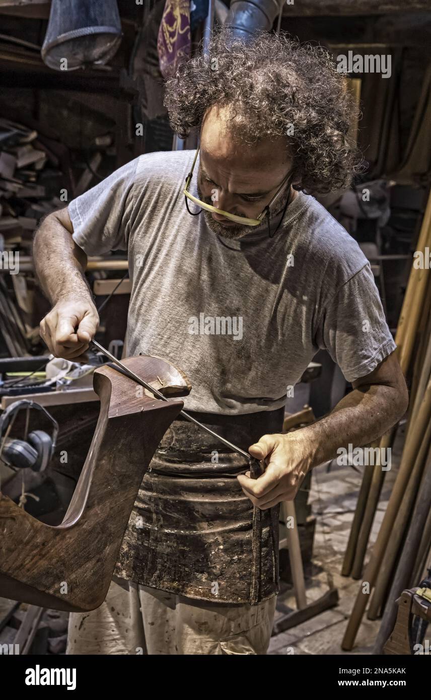 Handwerker, der an einer forcola (venezianische Ruderschlosse) arbeitet, Werkstatt von Paolo Brandolisio; Venedig, Italien Stockfoto