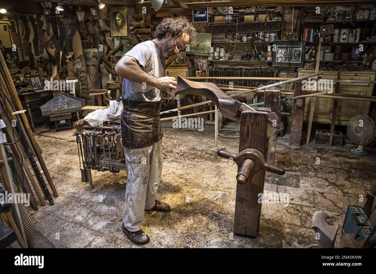 Handwerker, der an einer forcola (venezianische Ruderschlosse) arbeitet, Werkstatt von Paolo Brandolisio; Venedig, Italien Stockfoto