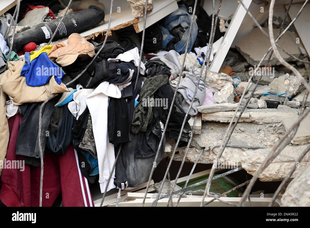 Antakya, T-¨¹rkiye. 12. Februar 2023. Dieses Foto zeigt Erdbebenschutt in Antakya in der südlichen Provinz Hatay, T¨¹rkiye, 12. Februar 2023. Die Zahl der Todesopfer durch die Erdbeben am Montag in T¨¹rkiye ist auf 29.605 gestiegen, die Katastrophenbehörde des Landes wurde von der Agentur Anadolu zitiert. Kredit: Shadati/Xinhua/Alamy Live News Stockfoto