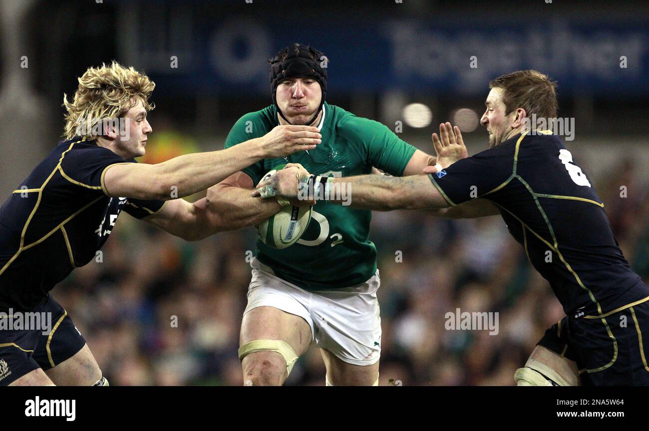 Ireland's Jamie Heaslip, centre, is tackled by Scotland's Richie Gray, left, and John Barclay, right, during their 6 Nations Rugby Union match at the Aviva Stadium, Dublin, Ireland, Saturday, March 10, 2012. (AP Photo/Peter Morrison) Stockfoto