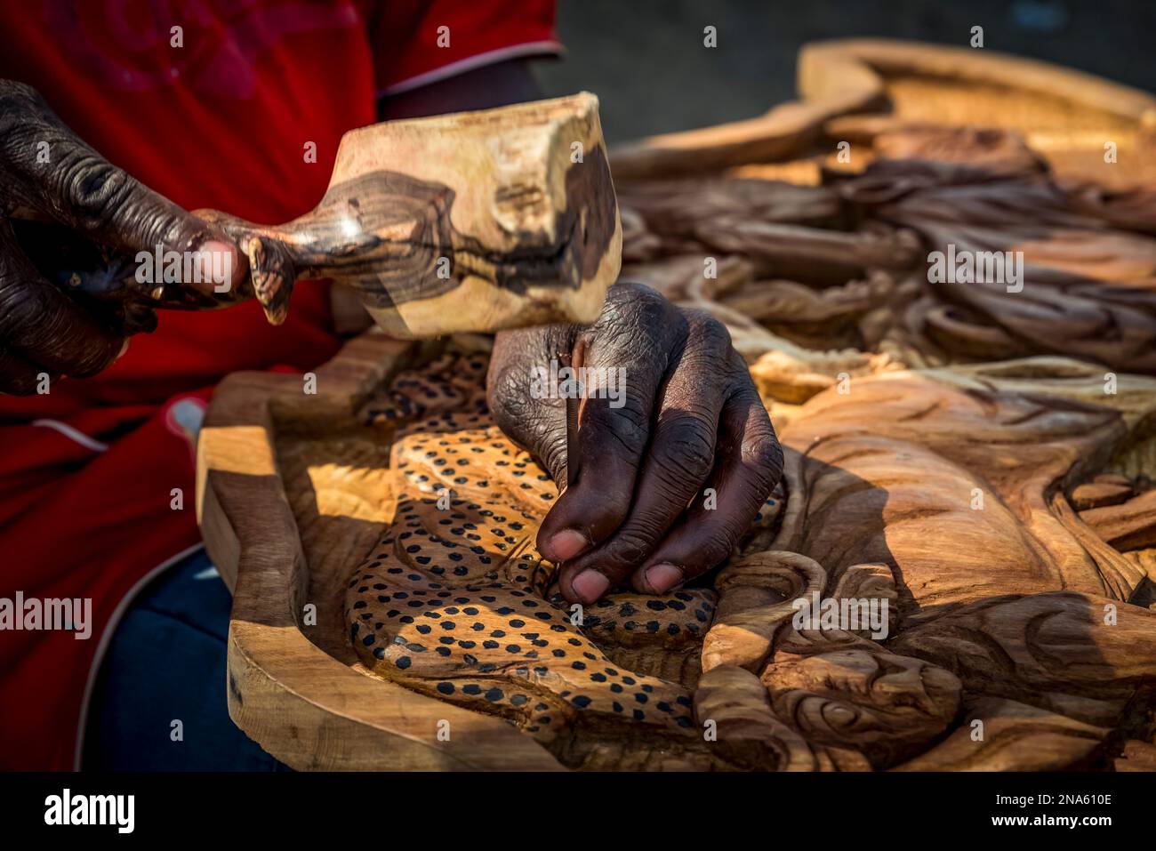 Männlicher Holzschnitzer auf dem Okahandja Mbangura Woodcarvers Craft Market; Okahandja, Otjozondjupa Region, Namibia Stockfoto