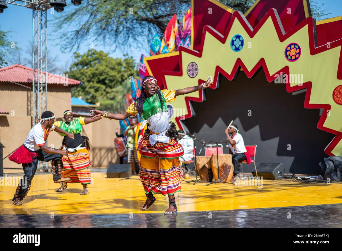 Faridabad, Indien. 12. Februar 2023. Künstler aus Uganda führen während der Surajkund International Crafts Fair 36. in Faridabad Volkstanz auf. Die Surajkund Mela (Messe) ist eine der berühmtesten und berühmtesten melas (Messen) in Indien. Sie findet jedes Jahr in der ersten Hälfte des Monats Februar in Faridabad statt. Dies ist eine der berühmtesten internationalen Handwerksmela (Messe) und wird vom Tourismusministerium des Bundesstaates Haryana organisiert. Kredit: SOPA Images Limited/Alamy Live News Stockfoto