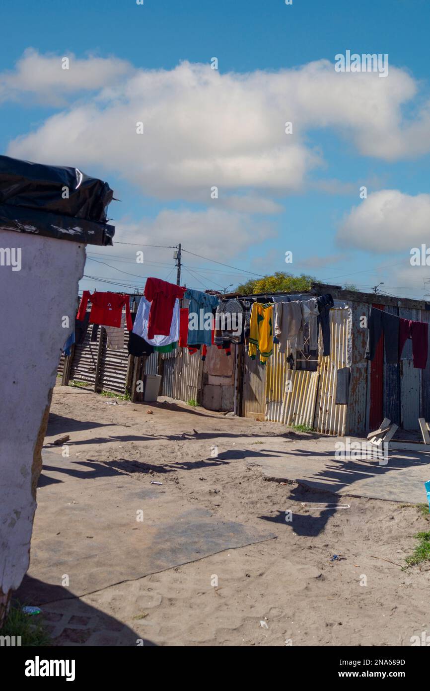 Getrennte öffentliche Wohnsiedlungen, sogenannte „Townships“. Ein Grad der Integration von Wohnungen aus Rassengründen im Kapstadt-Südafrikaner-Porträt Stockfoto