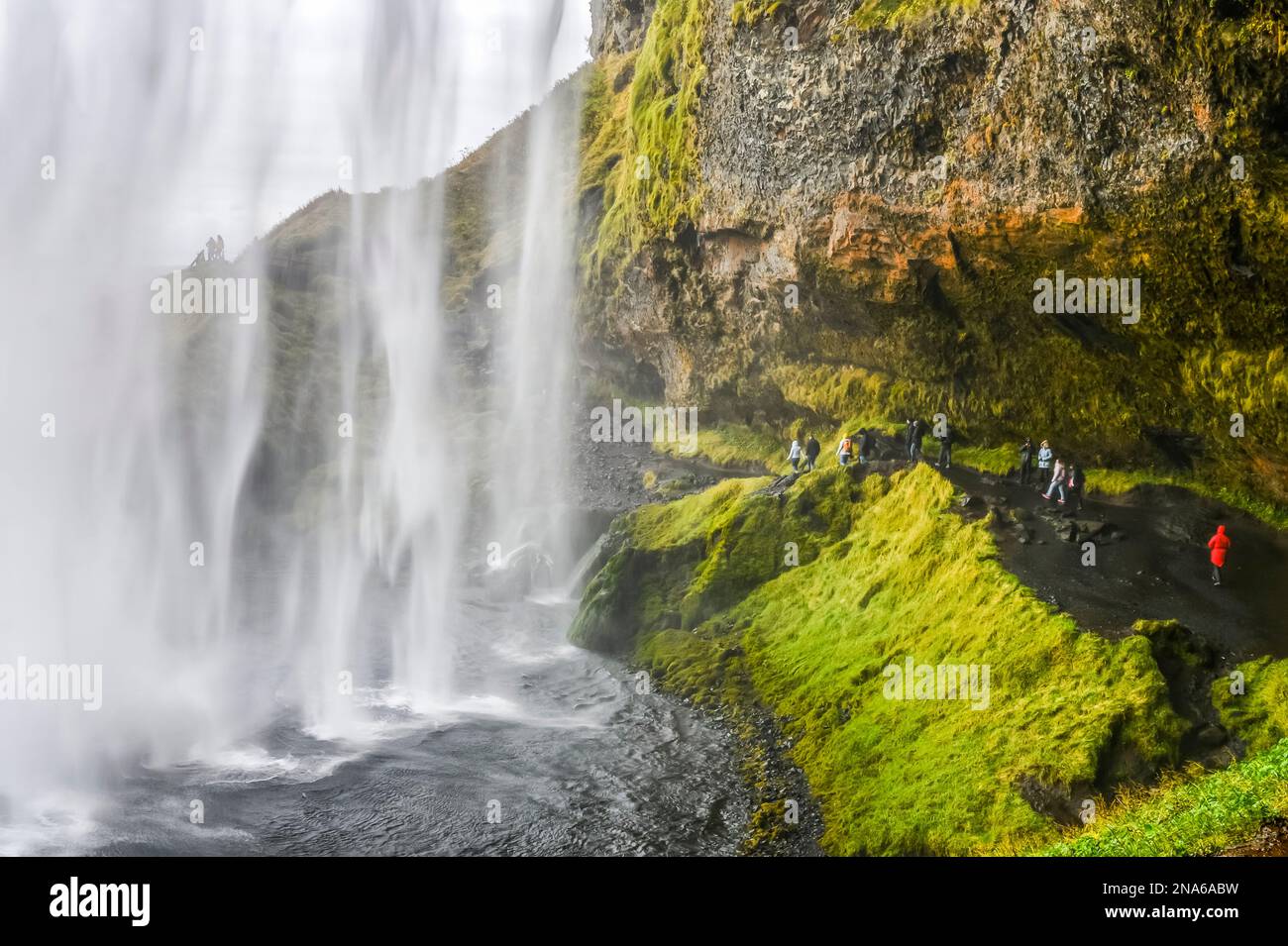 Seljalandsfoss ist einer der bekanntesten Wasserfälle Islands. Ein Pfad führt Sie hinter dem Wasserfall, Rangarthing Eystra, Southern Region, Island Stockfoto