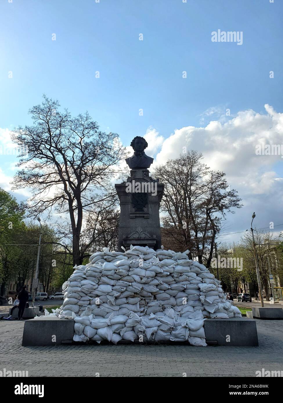 Denkmal für den Schriftsteller Puschkin, umgeben von Sandsäcken zum Schutz vor Schäden während der Beschuss. Ukraine, Dnipro - 04.21.2022 Stockfoto