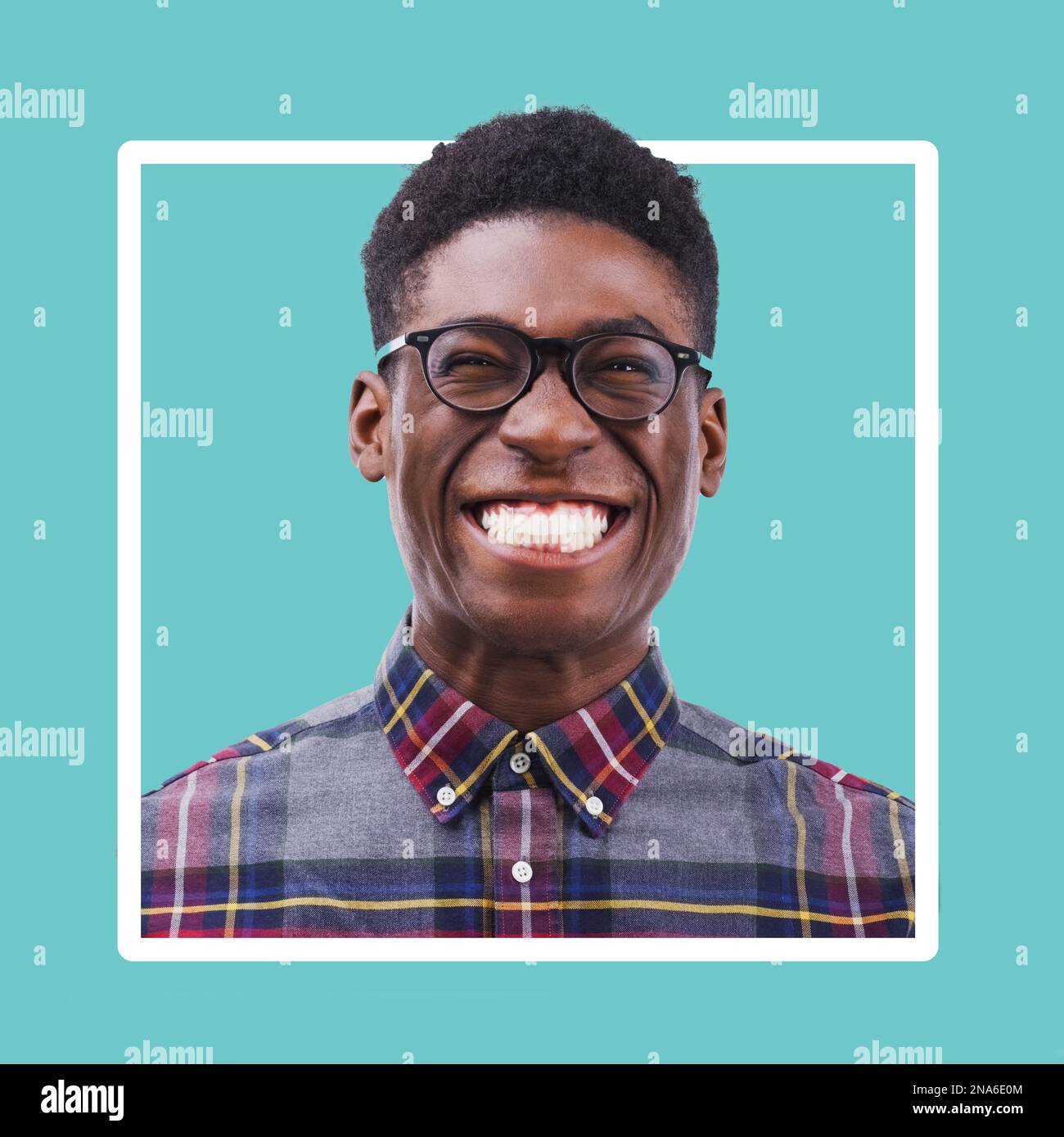 Porträt, schwarzer Mann und aufregendes Lächeln im Studio mit Brille auf farbigem Rahmen, Rahmen und Hintergrund. Lustiges Gesicht, glückliches männliches Model und lächelnder Nerd Stockfoto