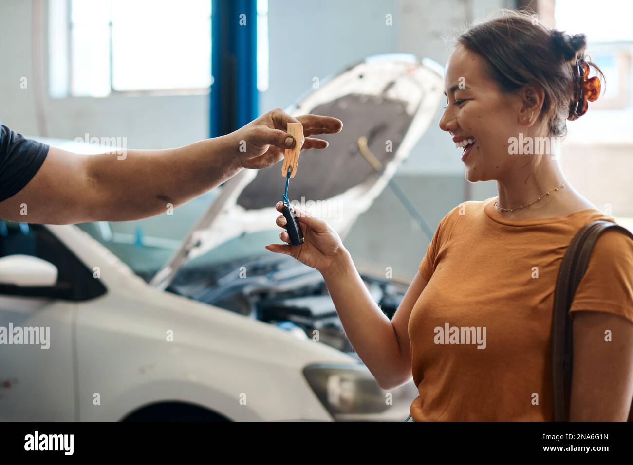 Fahren Sie wie immer vorsichtig. Eine Frau, die ihre Autoschlüssel bekommt. Stockfoto