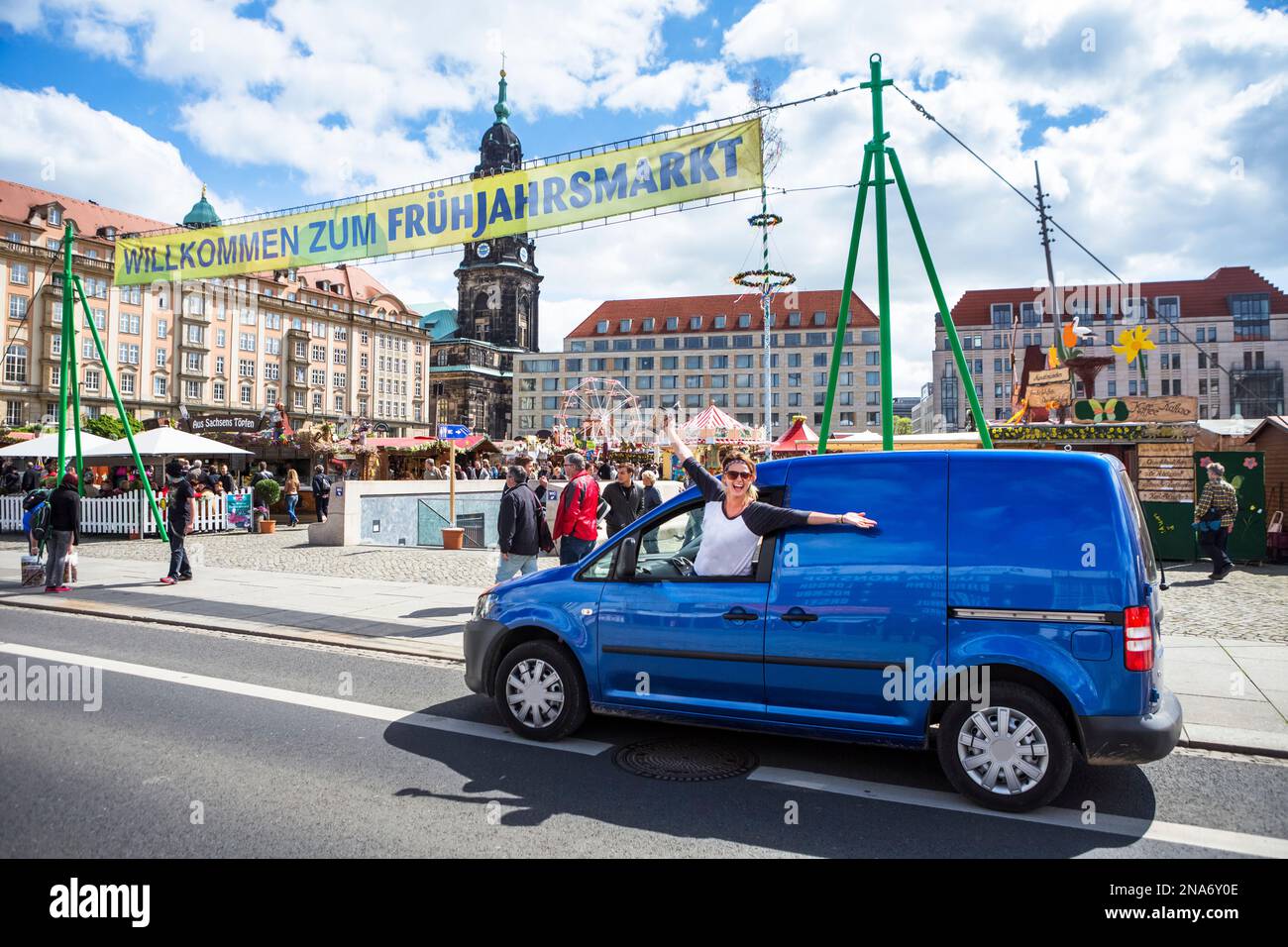 Vor dem Altmarkt hängt eine Frau mit aufgeregt gestreckten Armen aus dem Autofenster und entdeckt ein Outdoor-Festival im Dresdner... Stockfoto