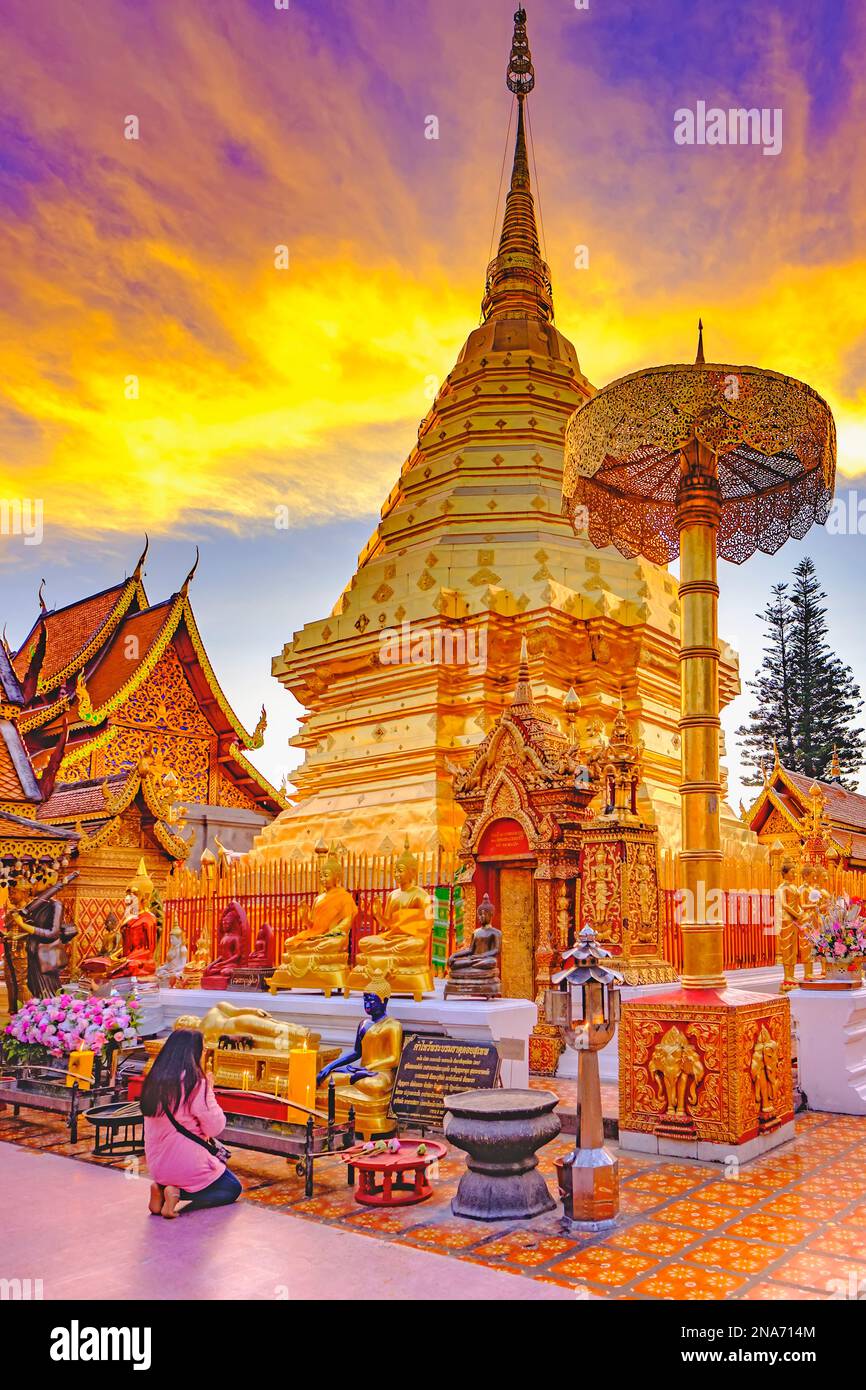 Anbeter im Wat Phra That Doi Suthep buddhistischen Tempel mit goldenen Strukturen in der Abenddämmerung; Chiang Mai, Provinz Chiang Mai, Thailand Stockfoto