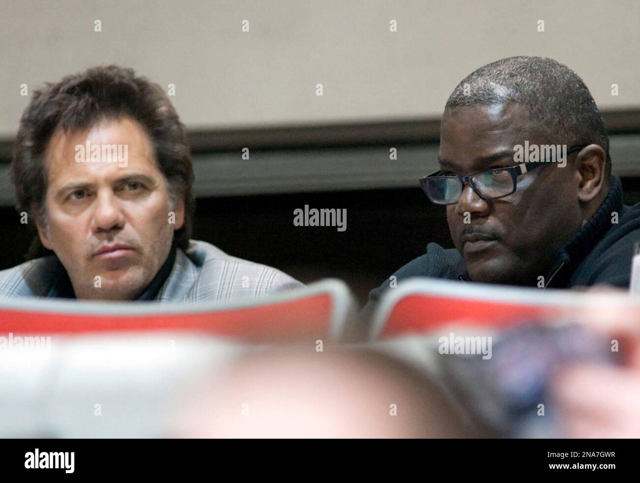 Detroit Pistons owner Tom Gores, left, and team president Joe Dumars watch the Pistons' NBA basketball game against the Charlotte Bobcats on Wednesday, Feb. 29, 2012, in Auburn Hills, Mich. The Pistons defeated the Bobcats 109-94. (AP Photo/Duane Burleson) Stockfoto