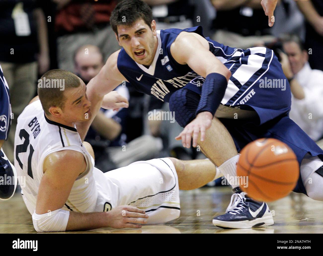 Purdue forward D.J. Byrd, left, and Penn State forward Sasa Borovnjak go to the floor for a loose ball in the first half of an NCAA college basketball game in West Lafayette, Ind., Wednesday, Feb. 29, 2012. (AP Photo/Michael Conroy) Stockfoto