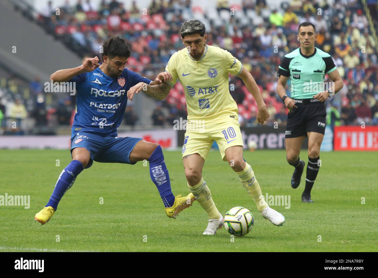 12. Februar 2023 in Mexico City, Mexiko: Diego Valdés vom Club América und Vicente Poggi von Necaxa kämpfen um den Ball während des Fußballspiels Amerika gegen Necaxa des Schlussturniers 2023 im Azteca Stadium. Am 12. Februar 2023 in Mexico City, Mexiko. (Kreditbild: © Ismael Rosas/Eyepix via ZUMA Press Wire) NUR REDAKTIONELLE VERWENDUNG! Nicht für den kommerziellen GEBRAUCH! Stockfoto