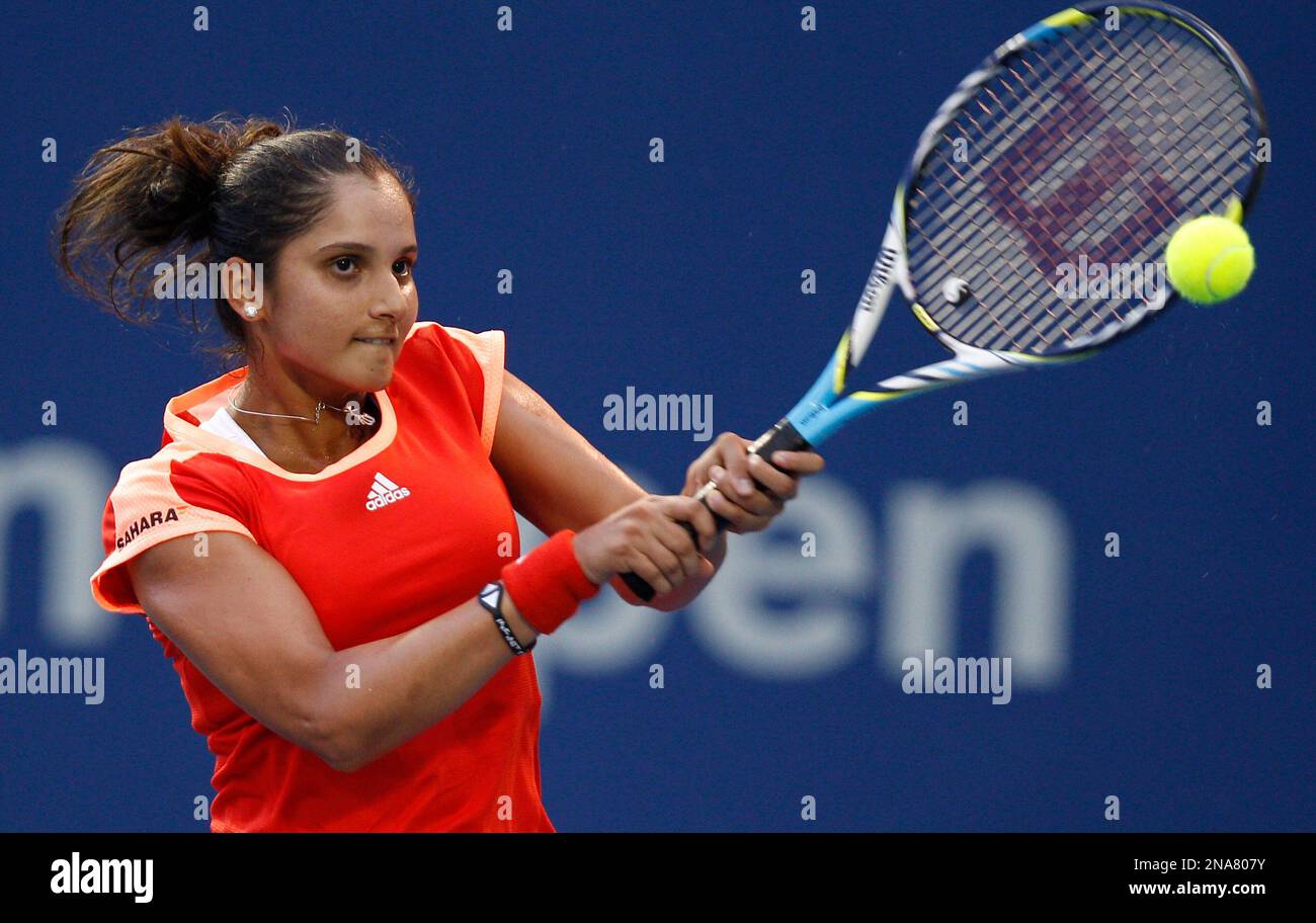 India's Sania Mirza makes a backhand return to Greece's Eleni Daniilidou during their match at the Malaysian Open tennis event in Kuala Lumpur, Malaysia, Tuesday, Feb. 28, 2012. (AP Photo/Mark Baker) Stockfoto