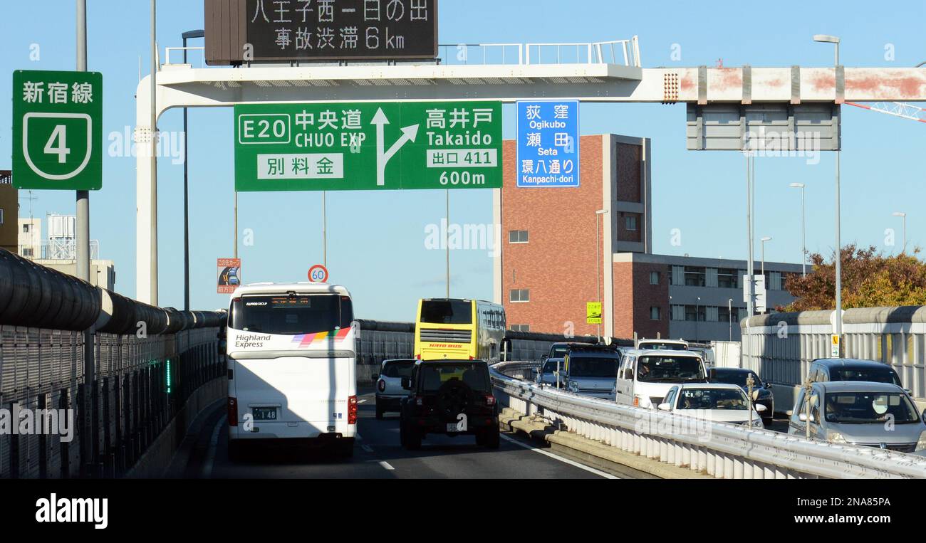 Fahrt auf dem Chuo Expressway von Tokio zur Präfektur Yamanashi in Japan. Stockfoto