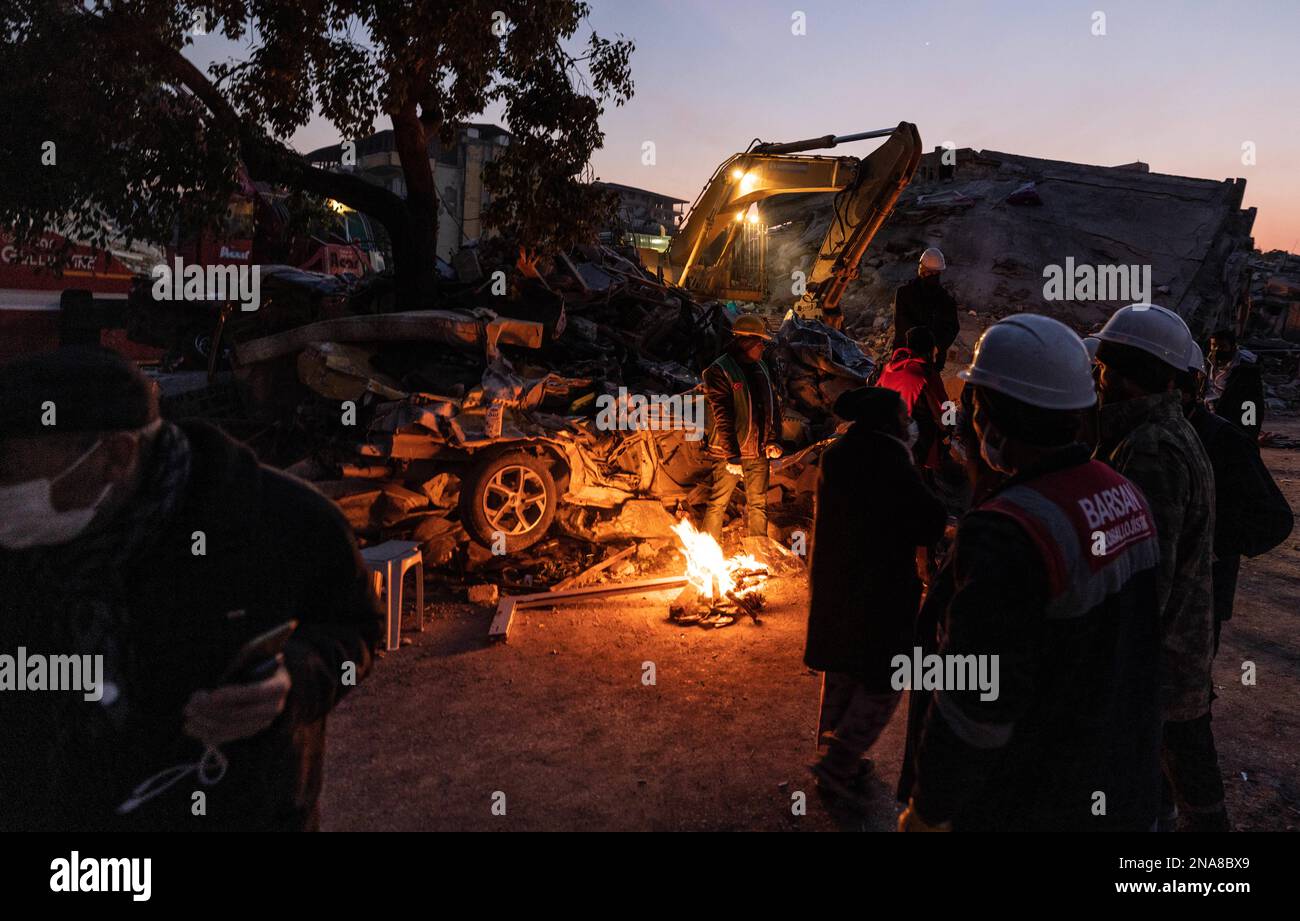 Hatay, Truthahn. 11. Februar 2023. Ein Feuer trägt dazu bei, die langen kalten Nächte aufzuwärmen, da die Suche nach Überlebenden in den Trümmern des Gebäudes in Hatay, Türkei, am 11. Februar 2022 fortgesetzt wird. Nach einem Erdbeben der Stärke 7,8, das die Türkei und Syrien heimsuchte, töteten über 30 000 Menschen. (Kreditbild: © Svet Jacqueline/ZUMA Press Wire) NUR REDAKTIONELLE VERWENDUNG! Nicht für den kommerziellen GEBRAUCH! Stockfoto