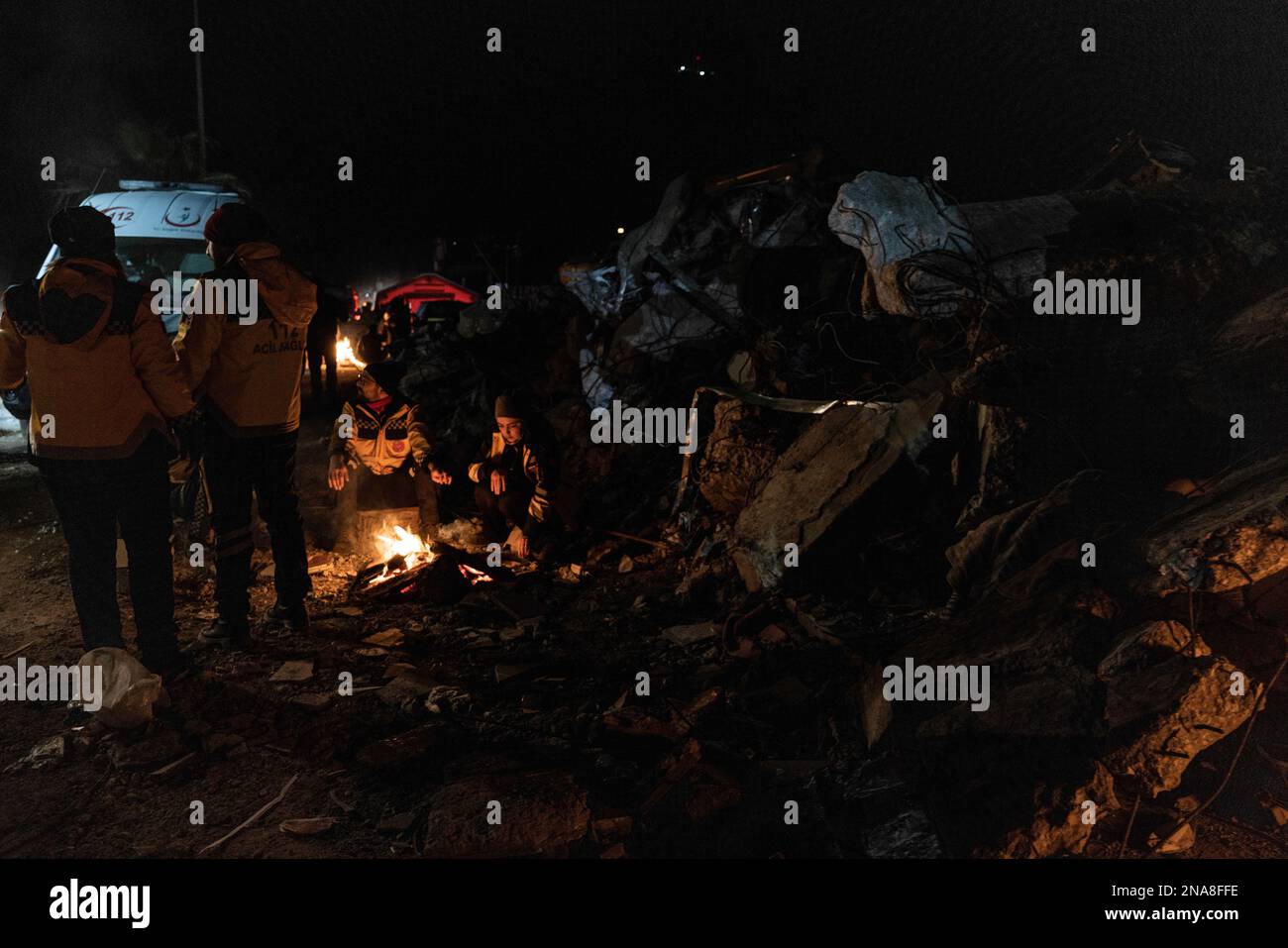 Hatay, Truthahn. 11. Februar 2023. Ein Feuer trägt dazu bei, die langen kalten Nächte aufzuwärmen, da die Suche nach Überlebenden in den Trümmern des Gebäudes in Hatay, Türkei, am 11. Februar 2022 fortgesetzt wird. Nach einem Erdbeben der Stärke 7,8, das die Türkei und Syrien heimsuchte, töteten über 30 000 Menschen. (Kreditbild: © Svet Jacqueline/ZUMA Press Wire) NUR REDAKTIONELLE VERWENDUNG! Nicht für den kommerziellen GEBRAUCH! Stockfoto