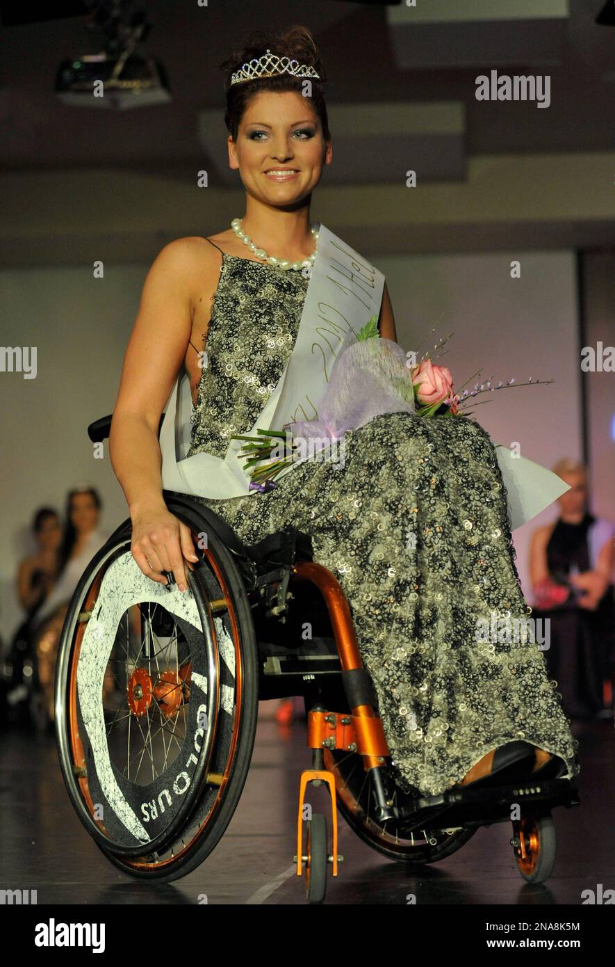 Katalin Eszter Varga, 26-year old perfume sales woman, smiles after winning the Miss Colour Hungary, the country's first beauty contest for wheelchair women in Budapest, Hungary, Saturday, Feb. 25, 2012. (AP Photo/Bela Szandelszky) Stockfoto