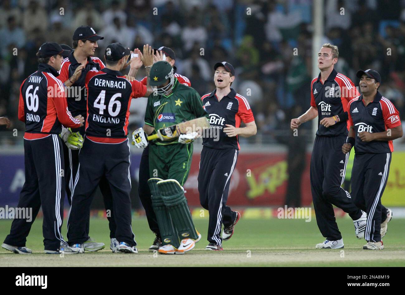 England's captain Stuart Broad, second right, celebrates taking the wicket of Pakistan's Awais Zia, center, with his teammates during the second Twenty20 cricket match between England and Pakistan at the Dubai International Cricket Stadium in Dubai, United Arab Emirates, Saturday, Feb. 25, 2012. (AP Photo/Hassan Ammar) Stockfoto
