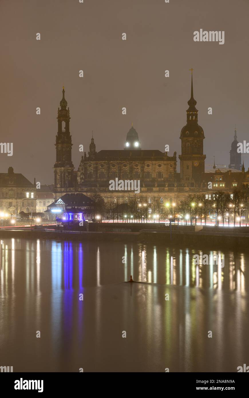 Dresden, Deutschland. 13. Februar 2023. Die Straßenlaternen werden morgens vor der Altstadt mit der Hofkirche (l-r), dem Rathaus, dem Hausmannsturm, der Kreuzkirche und dem Residenzschloss in der Elbe reflektiert. Am 13. Februar erinnert die Hauptstadt Dresden an die Zerstörung der Stadt im Zweiten Weltkrieg vor 78 Jahren. Am 13. Und 14. Februar 1945 reduzierten die alliierten Bomber das Zentrum der Stadt auf der Elbe in Schutt und Asche. Bis zu 25.000 Menschen haben ihr Leben verloren. Kredit: Robert Michael/dpa/Alamy Live News Stockfoto