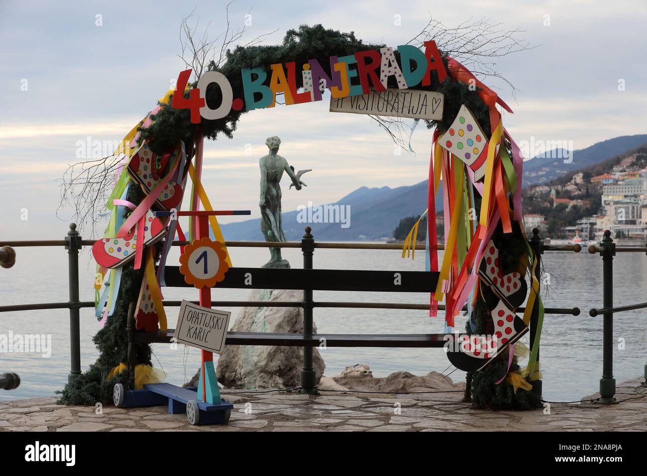 Rijeka, Kroatien. 12. Februar 2023. Die traditionelle 40. „Balinjerada“ fand am 12. Februar 2023 in Opatija, Kroatien, statt. „Balinjerada“ ist eine traditionelle Manifestation, bei der Fahrzeuge konkurrieren, die von Menschen mit unterschiedlichen Masken gefahren werden. Foto: Goran Kovacic/PIXSELL Credit: Pixsell/Alamy Live News Stockfoto