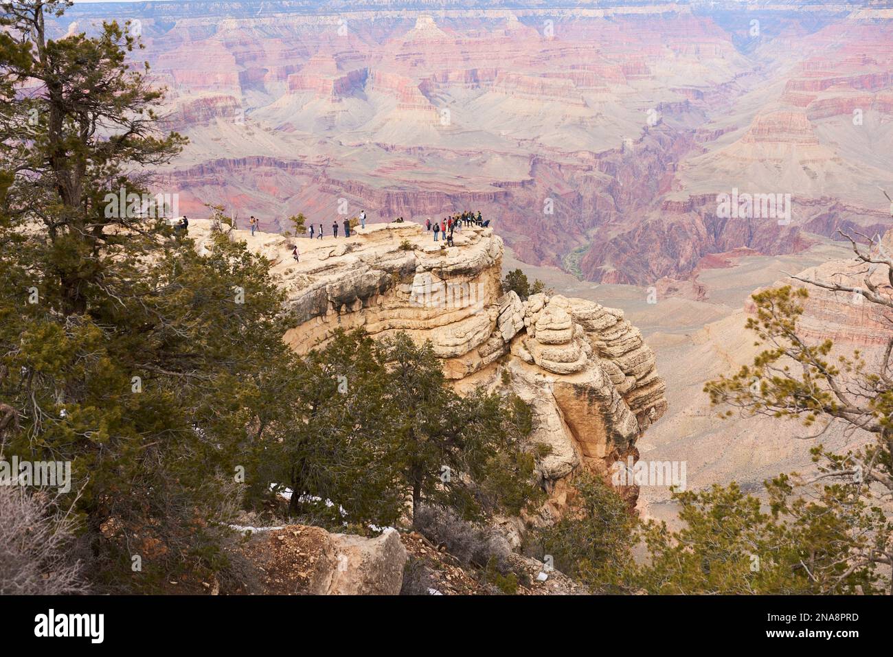 Weitwinkellandschaft des Grand Canyon mit Touristen, die auf Ausläufer fotografieren; Arizona, Vereinigte Staaten von Amerika Stockfoto