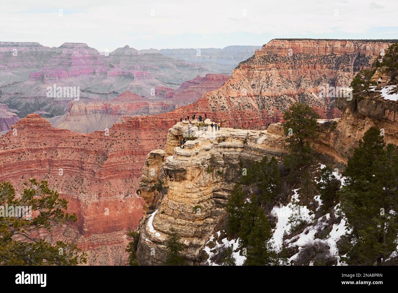 Weitwinkellandschaft des Grand Canyon mit Touristen, die auf Ausläufer fotografieren; Arizona, Vereinigte Staaten von Amerika Stockfoto