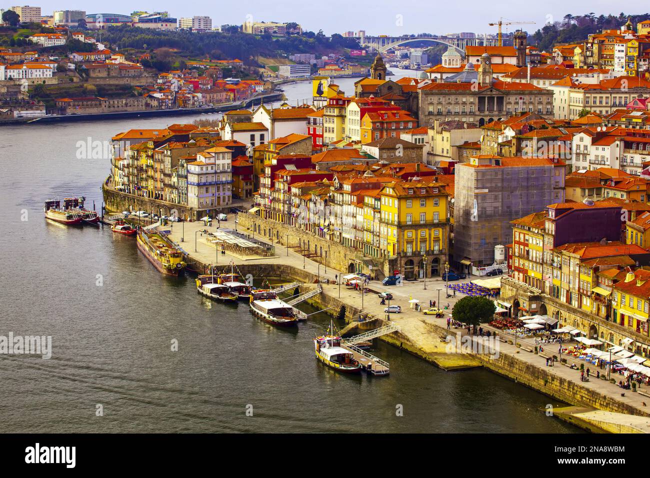 Blick entlang des gewundenen Flusses Douro durch Porto; Porto, Ribeira District, Portugal Stockfoto