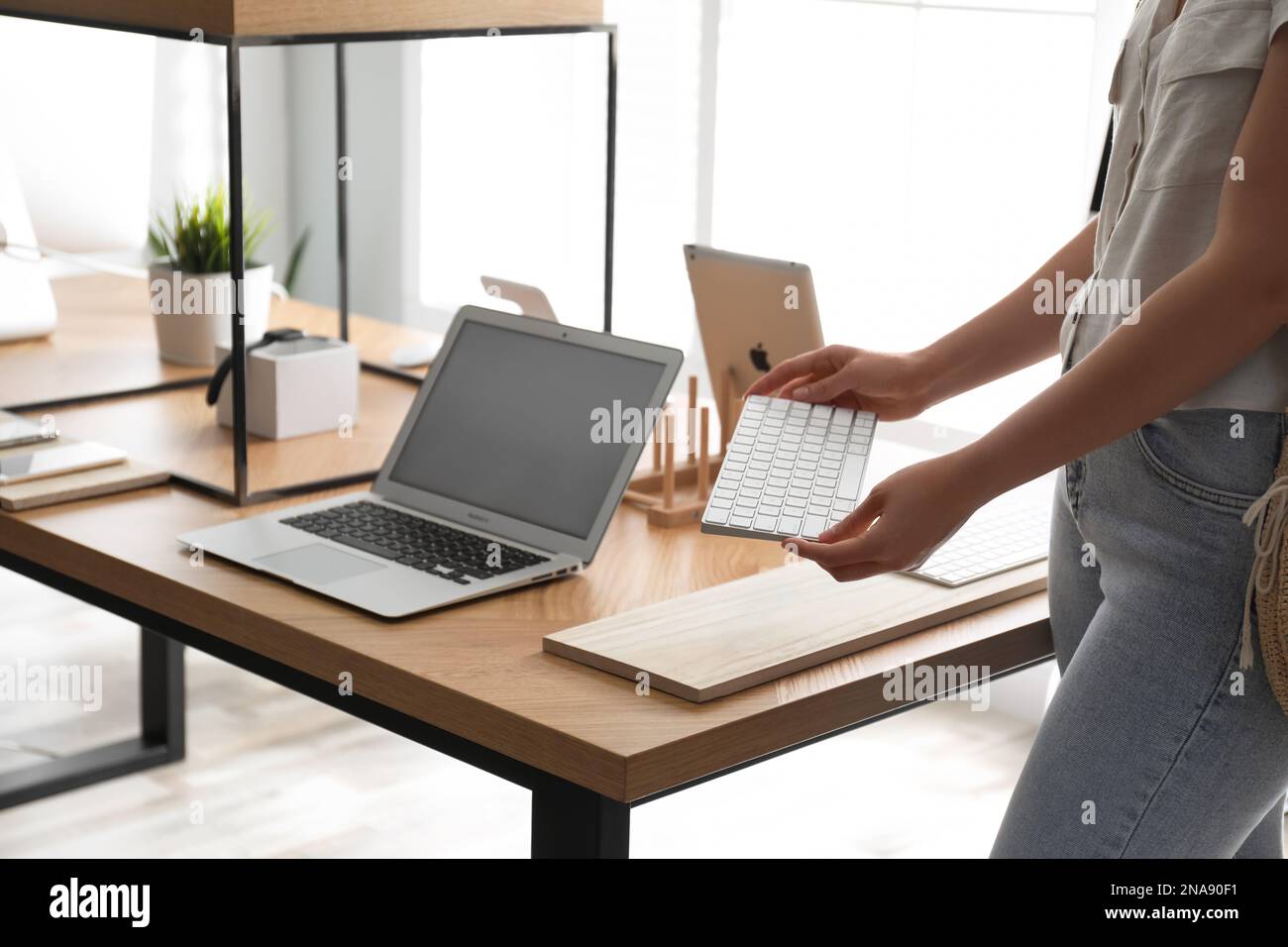 MYKOLAIV, UKRAINE - 17. AUGUST 2020: Woman Choosing Magic Keyboard in Apple Store, Nahaufnahme Stockfoto