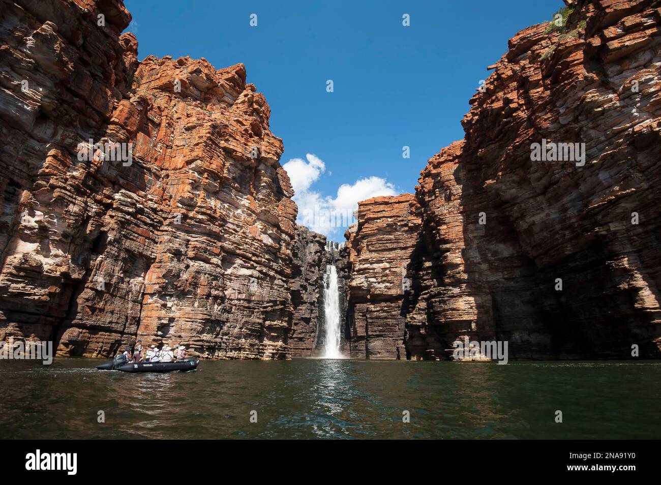 Expeditionsreisende an Bord von Schlauchbooten erkunden den King George River und den Wasserfall in der Kimberley Region in Western Australia Stockfoto