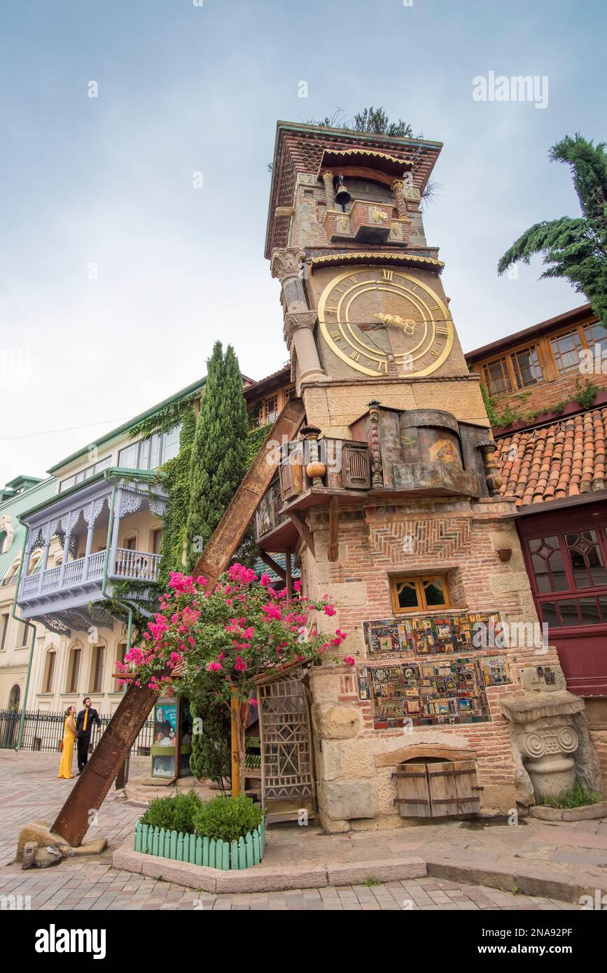 Der schiefe Glockenturm des georgischen Puppenspielers Rezo Gabriadze befindet sich in der Altstadt von Tiflis, Georgien, Tiflis, Georgien Stockfoto