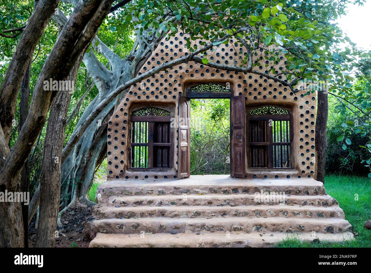 Eine einzigartige Aussichtsplattform im Freien im Banyan Camp, ein rustikales Boutique-Hotel am Ufer des Hambegamuwa Lake in Sri Lanka Stockfoto