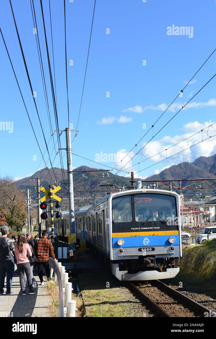 Der Pendlerzug Fijikyu fährt vom Bahnhof Shimoyoshida in Fujiyoshida, Präfektur Yamanashi, Japan ab. Stockfoto