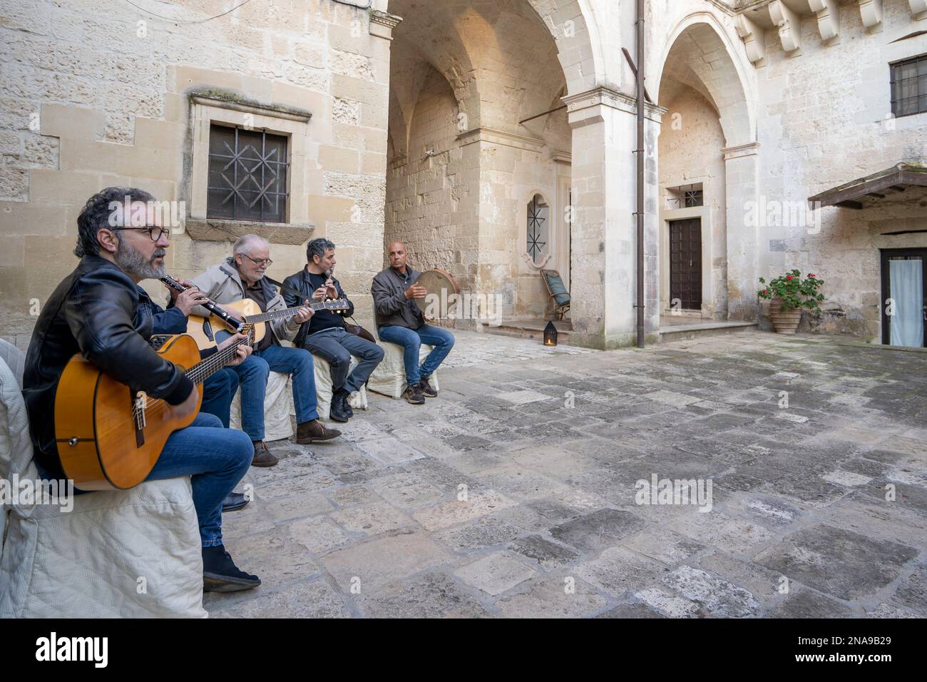 Volksmusiker spielen im Castello di Casamassella in der Nähe von Otranto, Apulien, Italien; Apulien, Italien Stockfoto
