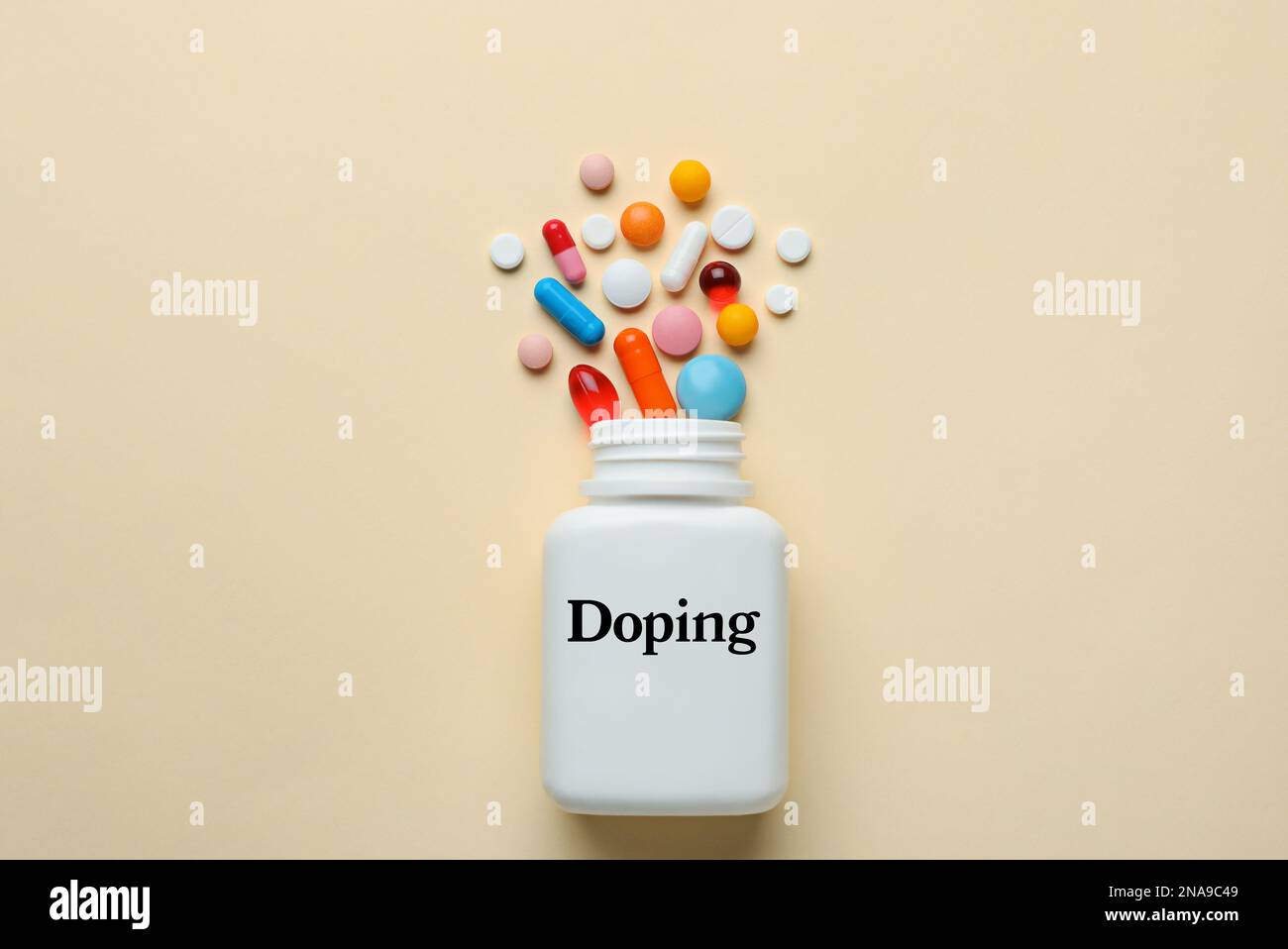 Flasche mit Drogen auf beigefarbenem Hintergrund, flach liegend. Dopingkontrolle Stockfoto