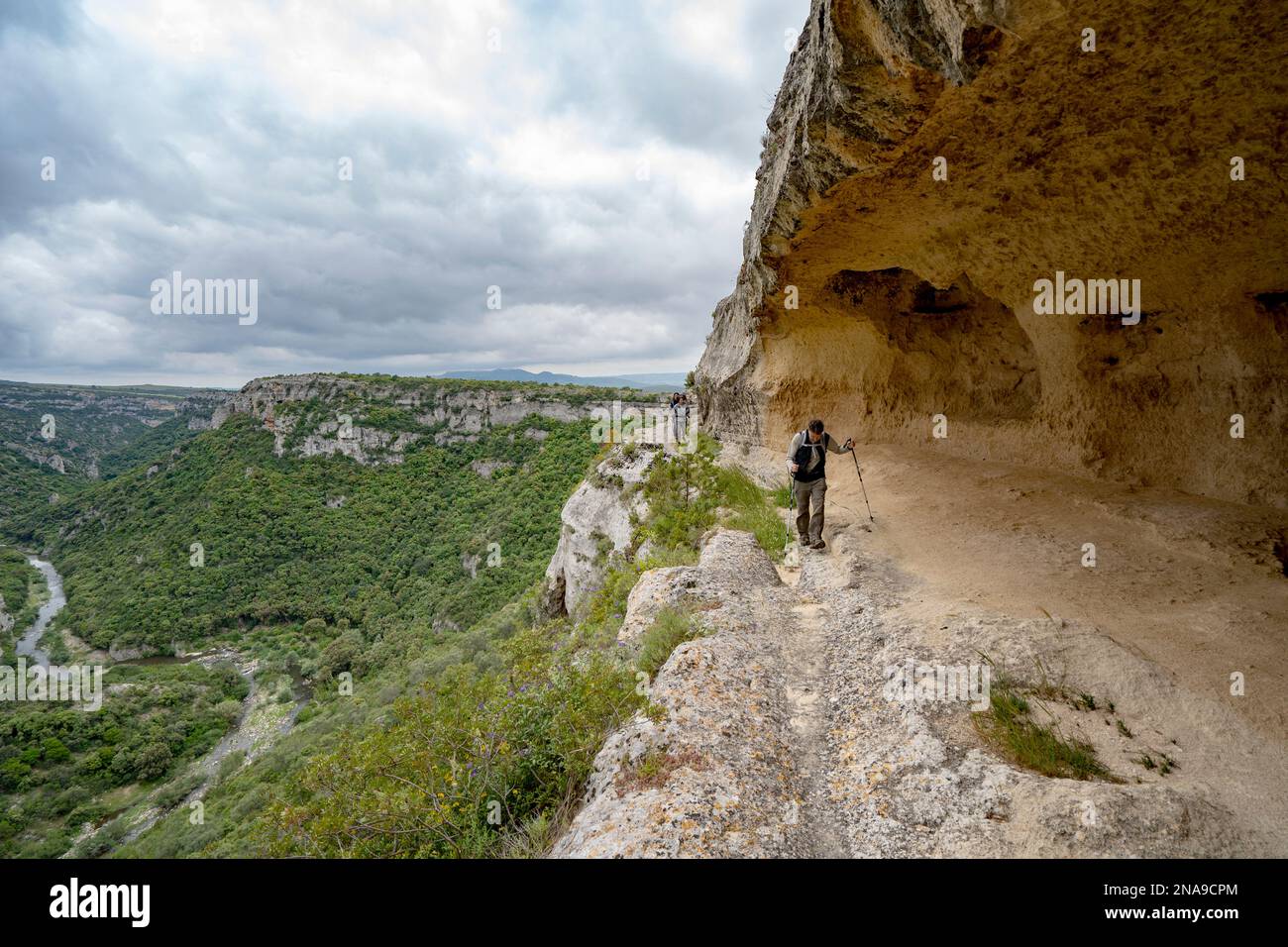 Wanderwege durch den Fluss Gravina di Matera und Park in der Nähe von Matera, Italien; Matera, Basilicata, Italien Stockfoto