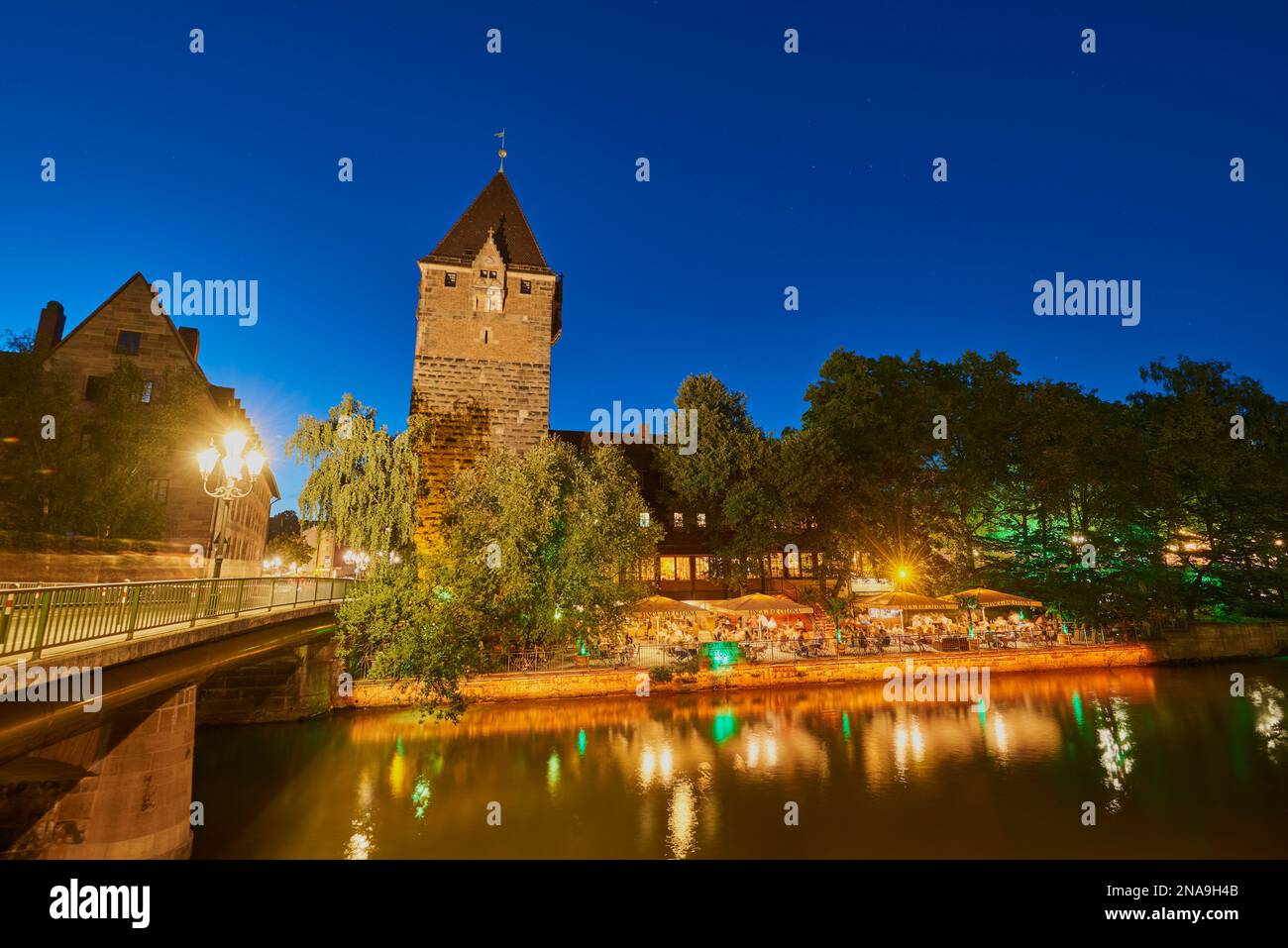 Pegnitz fließt zur blauen Stunde durch Nürnberg, Schloss Nürnberg, Altstadt; Nürnberg, Franken, Bayern, Deutschland Stockfoto
