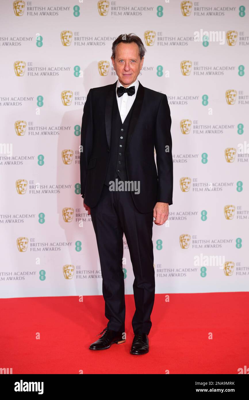 Aktenfoto vom 11. Oktober 04/21 von Richard E. Grant trifft für die EE BAFTA Film Awards in der Royal Albert Hall in London ein. Herr Grant hat gesagt, dass die Organisatoren der BAFTA wissen, dass er am Wochenende keine anderen Schauspieler "rösten" wird. Der 65 Jahre alte Schauspieler - bekannt für seine Werke im Gosford Park, Star Wars: The Rise of Skywalker und Downton Abbey - veranstaltet am Sonntag die jährliche Verleihung der Filmpreise 76. in der Royal Festival Hall des Southbank Centre. Ausgabedatum: Montag, 13. Februar 2023. Stockfoto